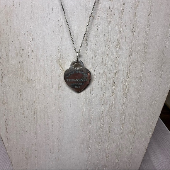Tiffany & Co Green 9.25 S.Silver Necklace with Green Engraving Heart Pendant - Picture 2 of 5